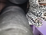 У девушки под юбкой