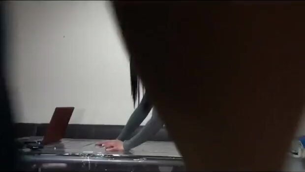 ТРАХАЕТ СЕКРЕТАРШУ.