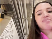 deva23 (показала парню свои труханы в туалете)