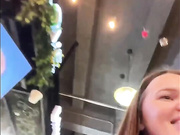 deva23 (показала парню свои труханы в туалете)