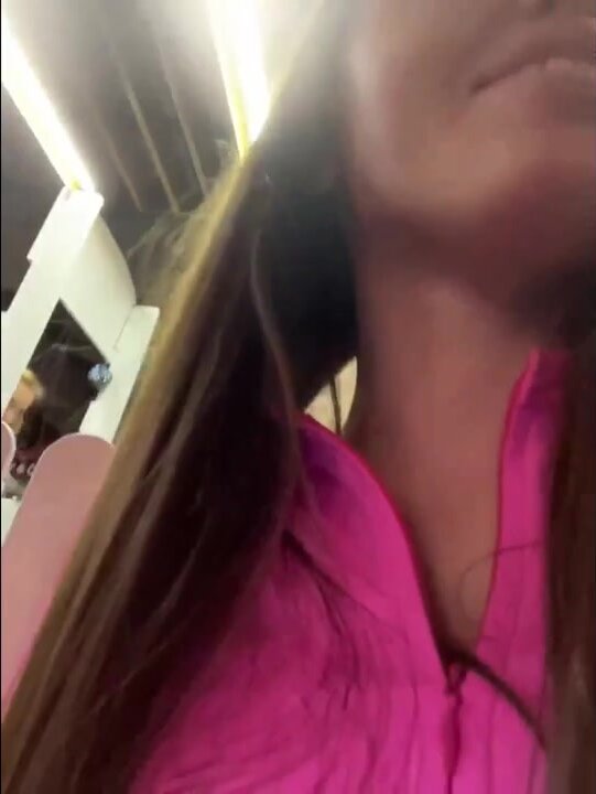 deva23 (показала парню свои труханы в туалете)