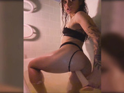 Valeriankaa в ванной с дилдо-2