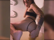 Valeriankaa в ванной с дилдо-2