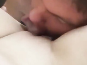 Леша пиздолиз лижет мои ножки и киску