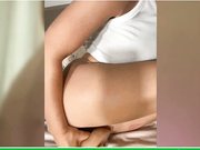 OrgazMia трахает себя с пробкой в попке