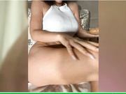 OrgazMia трахает себя с пробкой в попке