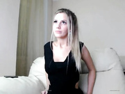 Сладко мастурбирует