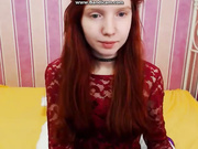 Рыженькая alitta показывает письку