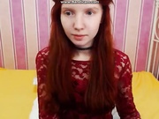 Рыженькая alitta показывает письку