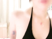 Азиатка в очках показывает большие сиськи