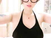 Азиатка в очках показывает большие сиськи