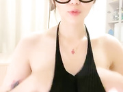 Азиатка в очках показывает большие сиськи