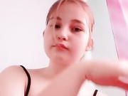 Малолетка показывает себя на камеру