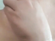 Подруга мастурбирует в душевой