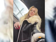 Blondinochkaa палец в анал в машине