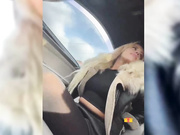 Blondinochkaa палец в анал в машине