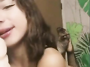 ДЕВИЦА ДРОЧИТ