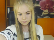 Пухляшечка Nikki показывает сладенькую писечку