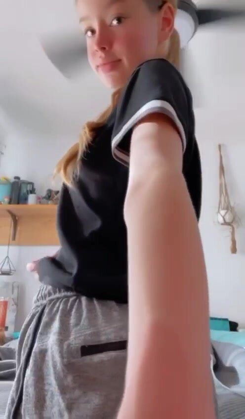 Алеська балуется