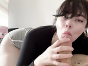 Сосёт огромный хуй на все 100