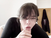 Сосёт огромный хуй на все 100