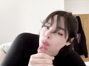 Сосёт огромный хуй на все 100