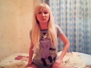 Блондинка раздевается на камеру и мастурбирует