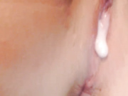 Молоденькая девочка мастурбирует