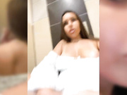 Syka001 подрочила в туалете