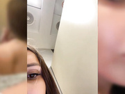 Syka001 подрочила в туалете