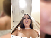 Syka001 подрочила в туалете