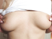 БЛОНДИНКА ТРАХАЕТ СЕБЯ