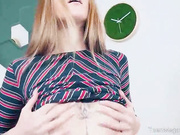 ДЕВИЦА ДРОЧИТ СВОЮ КИСКУ