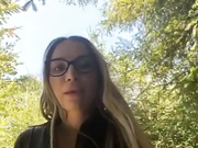 Vivien - развлекается с большим дилдо на природе