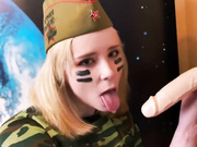 ДЕВИЦА В ПИЛОТКЕ ДРОЧИТ