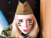 ДЕВИЦА В ПИЛОТКЕ ДРОЧИТ