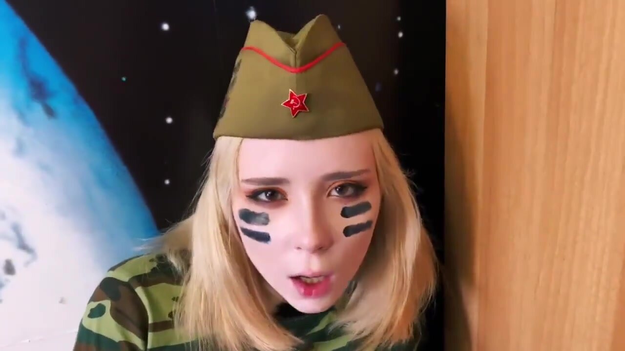 ДЕВИЦА В ПИЛОТКЕ ДРОЧИТ