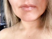 _Lasker_ - шикарная блондинка натирает влажную киску