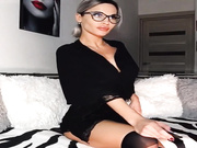 XTinasheX голая ласкает дырочки