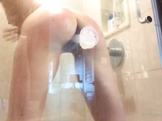 ДЕВИЦА ТРАХАЕТ СЕБЯ В ДУШЕ