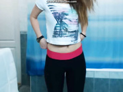 Малышка Laura пытается выгнать сквирт