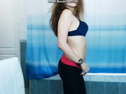 Малышка Laura пытается выгнать сквирт