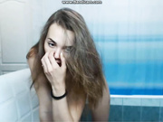 Малышка Laura пытается выгнать сквирт