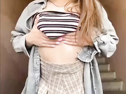 EmilyBaby - в подъезде