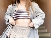 EmilyBaby - в подъезде