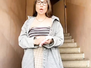 EmilyBaby - в подъезде