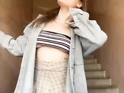 EmilyBaby - в подъезде