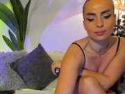 Мамка встала раком и трахнуть свой анус пальчиком