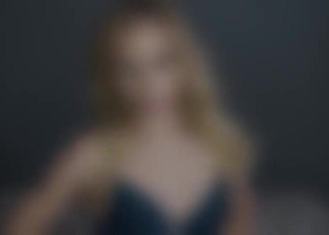 ДЕВИЦА СОСЕТ И ТРАХАЕТСЯ