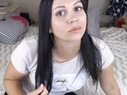 ДЕВИЦА ПОКАЗЫВАЕТ ПИЗДУ